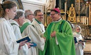 Bischof Felix Gmür gab dem Pastoralraum Oberes Freiamt an einer Errichtungsfeier in Sins seinen Segen. (Bild: Cornelia Bisch (20. Januar 2018))