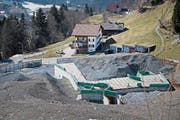 So präsentierte sich die verwaiste Baustelle im Frühjahr. Derzeit liegt Schnee in Engelberg. (Bild: Corinne Glanzmann (14. März 2017))