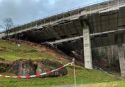 Die Rottannenstrasse unter der A4 wurde gesperrt. Am Boden Verschalungselemente der Baustelle. (Bild: Geri Holdener, Bote der Urschweiz)