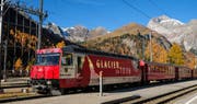 Der Glacier Express beim Bahnhof Preda mit dem Piz Ela im Hintergrund, am Dienstag, 17. Oktober 2017, waehrend des Tunneldurchstichs in die Kaverne zum Neubau Albulatunnel der Rhaetischen Bahn von Preda nach Spinas. (KEYSTONE/Eddy Risch) (Bild: EDDY RISCH (KEYSTONE))