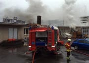 Dichter Rauch dringt aus dem Gebäude. (Bild: Benno Kälin, TeleZüri)