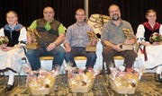 Die neuen Ehrenmitglieder Walter Christen, Paul Burch und Thomas Hess (von links), flankiert von den Ehrendamen Selina von Flüe (links) und Saskia von Flüe. (Bild: Franz Niederberger (Kägiswil, 20. Januar 2018))