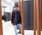 Étienne Krähenbühls Skulpturen wirken trotz des schweren Materials leicht und geschmeidig. (Bild: Werner Schelbert (Zug, 24. August 2017))