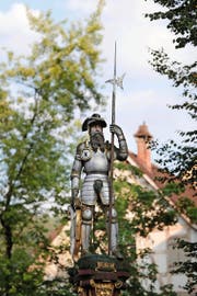 Der edle Ritter könnte Ammann Schwarzmurer sein. Seine Hellebarde erhielt er erst im Jahr 1688. (Bild: Stefan Kaiser / Neue ZZ)