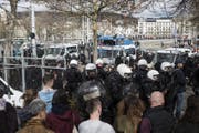 Polizisten sichern den Bereich rund um den Bürkliplatz. (Bild: Ennio Leanza / Keystone (Zürich, 19. März 2017))