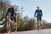 Ein Pärchen beim Mountainbiken. (Bild: pd / Suva)