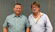 Neumitglied Beat Gisler (links) und der abtretende Dirigent Rolf Lee. (Bild: PD (Attinghausen, 13. Januar 2018))