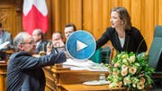Nationalratspräsidentin Christa Markwalder gratuliert dem neuen Bundesrat Guy Parmelin. (Bild: Keystone)