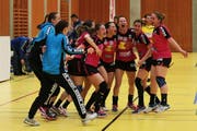 Feiern den Sieg und den Einzug in den Playoff-Final: die Spielerinnen von den Spono Eagles. (Bild Roger Zbinden)