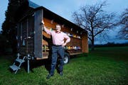 Der Vereinspräsident Friedrich Arnet in Steinhausen vor einem seiner vielen Bienenhäuser. (Bild: Stefan Kaiser / Neue ZZ)