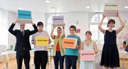 Strahlende Gesichter an der Diplomfeier (von links): Joël Bucher, Roman Sigrist, Mirjam Frey, Julian Modolo, Luzia Küchler und Caroline Worthington. (Bild Corinne Glanzmann)