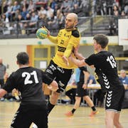 Erzielte in 13 Versuchen acht Treffer für den KTV Altdorf: Spielertrainer Mario Obad (am Ball). (Bild: Urs Hanhart (Altdorf, 7. März 2017))