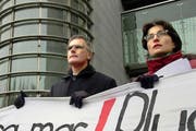 Das Bild sorgte 2003 für hitzige Debatten: Regierungsrat Hanspeter Uster führt die Demonstration in Zug an. Rechts neben ihm steht die spätere Regierungsrätin Manuela Weichelt. (Archivbild Neue ZZ)