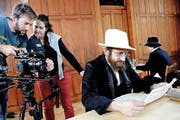Sepp Häcki spielt in einem Doku-Film den genialen Engelberger Künstler und Fotografen Willy Amrhein. Regie führt Claudia Steiner (an der Kamera). (Bild Romano Cuonz)