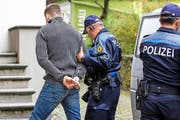 19. Oktober 2015: Sasa Sindelic wird von der Polizei ins Altdorfer Rathaus gebracht. Dort findet der Berufungsprozess im Fall Ignaz Walker statt. (Bild: Keystone/Alexandra Wey)