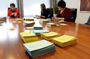 Auszählen von Stimmzetteln in Buochs: Am 10. April ist das in dieser Gemeinde nicht nötig. (Bild: Keystone/Urs Flüeler)