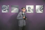 Josef Reinhard in der Ausstellung im Talmuseum. Früher war er als Formel-1-Fotograf unterwegs. (Bild: Corinne Glanzmann (Engelberg, 14. März 2018))