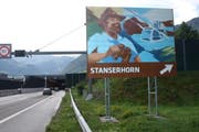 Die erste der acht touristischen Autobahntafeln steht in Stansstad und weist auf das Stanserhorn hin. (Bild: Kurt Liembd (31. Juli 2017))