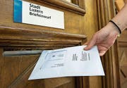 Abstimmungszettel sollen künftig elektronisch per Scanner ausgezählt werden können. (Symbolbild: Eveline Beerkircher)