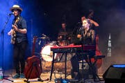 Impressionen vom Open Air; von oben links im Uhrzeigersinn: die Bands M.O.M., Rykka, Sheepheadmonkeez, Moes Anthill, Pedestrians und Hairdryer. (Bilder Florian Arnold)
