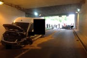 Der Unfall endete für den Fahrer des Autos (rechts) tödlich. (Bild: Polizei Basel Landschaft)