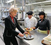 Hoteldirektorin Renate Stocker, Küchenchef «Max» und Servicefachkraft Sunan Phoonim präsentieren in der Küche des «Taptim Thai» eine thailändische Vorspeisenplatte. (Bild: Philipp Unterschütz (Wilen, 23. November 2017))