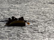 Migranten versuchen, auf einem Schlauchboot die Küste zu erreichen (Archiv). (Bild: /AP/PETROS GIANNAKOURIS)