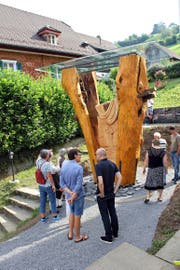 Die Skulptur erinnert in ihren Dimensionen an die alte Kehrsiter Linde. (Bild Roland Hügi)