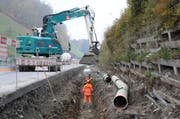 Das neue Leitungsnetz für das Abwasser entsteht im Bereich Träschlibach entlang der Fahrbahn. (Bild Philipp Unterschütz)
