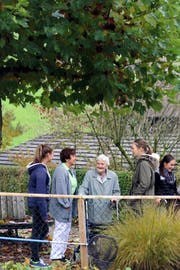 Leoni Kathriner (links) und Dana Sonnenberg (rechts) beim Spaziergang mit Heimbewohnerin Anna Bieri und Pflegehelferin Beate Gasser.