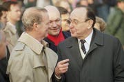 Hans-Dietrisch Genscher (links) am 12. Dezember 1989 in Berlin im Gespräch mit James A. Baker, Aussenminister der Vereinigten Staaten. (Bild: AP / Rainer Klostermeier)
