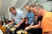 Männerkochclub aus Stans: Koni Bolliger, Roman Stocker, Peach Christen und Marco Stocker arbeiten zusammen in der Küche. (Bild: Oliver Mattmann / Neue NZ)