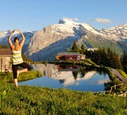 Yoga in der Abendsonne am Härzlisee auf dem Brunni oberhalb von Engelberg. (Bild: Leserbild Tom Ming)