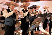 Der Liederwunsch von Michèle Fallegger aus Chile sorgte dafür, dass fünf Akteure kurzerhand mit Sombreros auf dem Kopf ihren Solopart spielten. (Bild: Romano Cuonz (Alpnach, 21. April 2017))