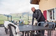 Lubi Jakovic, Besitzer des Restaurants Arviblick, sucht einen neuen Besitzer für seine Beiz. (Bild: Dominik Wunderli (Wirzweli, 28. Oktober 2017))