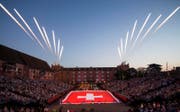 Das Opening am Basel Tattoo mit Massed Military Bands und einer grossen Schweizer Flagge. (Bild: Keystone / Patrick Staub)