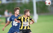 Duell zwischen Patrice Gilli (Littau, links) und Gunzwils Tiago Santos. (Bild: Eveline Beerkircher (Gunzwil, 19. 8. 2017))