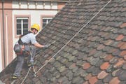 Auf Schweizer Dächern wird gemäss Suva «Russisches Roulette» gespielt. (Bild: PD/Suva)