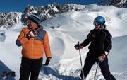Cheftrainer Hanspeter Infanger und Elitefahrerin Christina Zurfluh verfolgen aufmerksam die Trainingsfahrten der Mannschaftskollegen. (Bild: Bruno Arnold (Kaunertal, November 2017))
