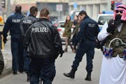 Mit einer zumindest fragwürdigen Verkelidung wollte dieser mit einem «Red Bull Sprengürtel» ausgerüstete Scheich am Karnevalsumzug in Braunschweig teilnehmen. (Bild: EPA)
