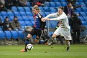 Basels Birkir Bjarnason (links) rennt vor seinem 1:0-Treffer Luzerns François Affolter davon. (Bild: Freshfocus/Daniela Frutiger)