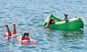 Sommerliche Freizeitartikel sind zurzeit Kassenschlager. (Bild: Walter Bieri/Keystone (Zürich, 26. Mai 2017))