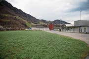 Vermietet wird der Boden zwischen der Werft und der FC-Anlage (rechts). (Bild: Corinne Glanzmann (Alpnachstad, 3. Januar 2018))