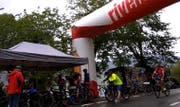 Zwischenstopp vor Lauerz. Der Regen hat eingesetzt. (Bild: Screenshot Youtube)