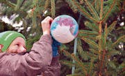 Zum 20. Mal hat Gross und Klein in Schoried den Christbaum vor der Kapelle gemeinsam geschmückt. (Bild: Markus von Rotz (Alpnach 3. Dezember 2017))