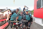 Rekordhalter: Marcel Hardegger, Erich Arnold und Christof Arnold (von links) haben 21 832 Tiefenmeter mit dem Bike zurückgelegt. Hinten: Chauffeur Mathias Arnold. (Bild: PD)