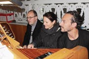 Karl Arnold und Lea Ziegler Tschalèr spielen vierhändig und vierfüssig auf der Orgel. Matteo Schenardi erzählt seine eigene Version des «Karnevals der Tiere». (Bild: Markus Zwyssig (Altdorf, 10. November 2017))