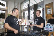 Istvan Kupi (links), Inhaber von Isufisch, und Jan Bachmann in ihrem Laden. Bild: Marion Wannemacher. (Stansstad, 11. November 2016)