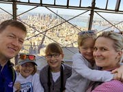 Erwin und Barbara Gasser mit ihren Kindern auf dem Empire State Building in New York. (Bilder Corinne Glanzmann/PD)