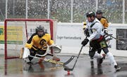 Oberwils Raphael Melliger (am Ball) beschäftigt Goalie Charles Benelli. (Bild: Roger Zbinden (Zug, 11. Februar 2018))